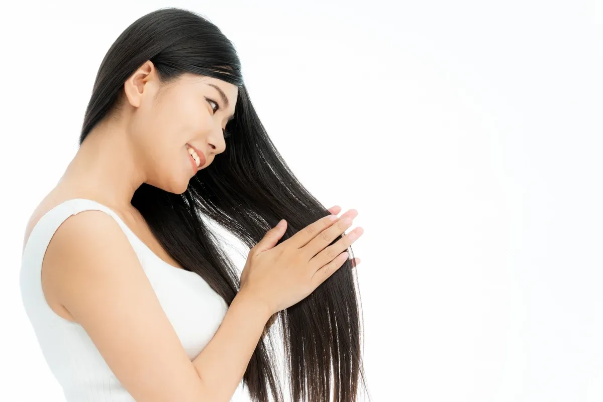 椿油でケアしたツヤのあるロングヘアの女性